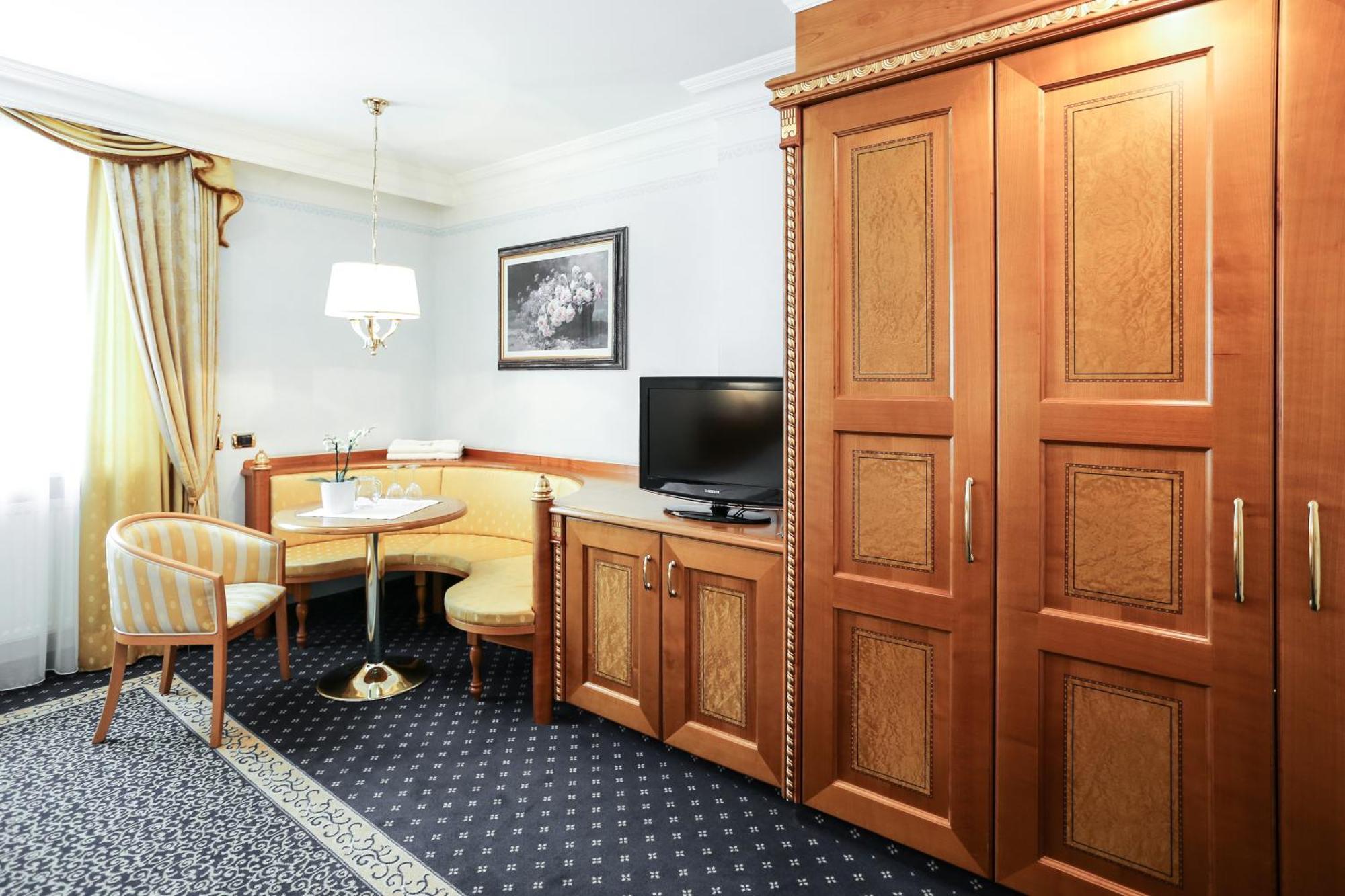 Cityhotel Goldener Adler B&B คีอูซา ภายนอก รูปภาพ