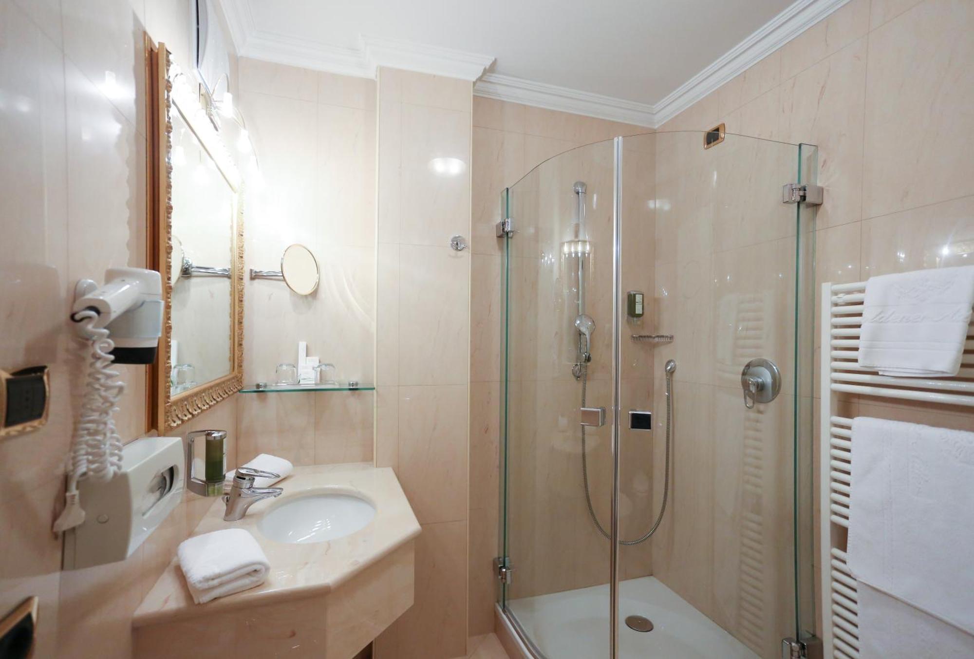 Cityhotel Goldener Adler B&B คีอูซา ภายนอก รูปภาพ