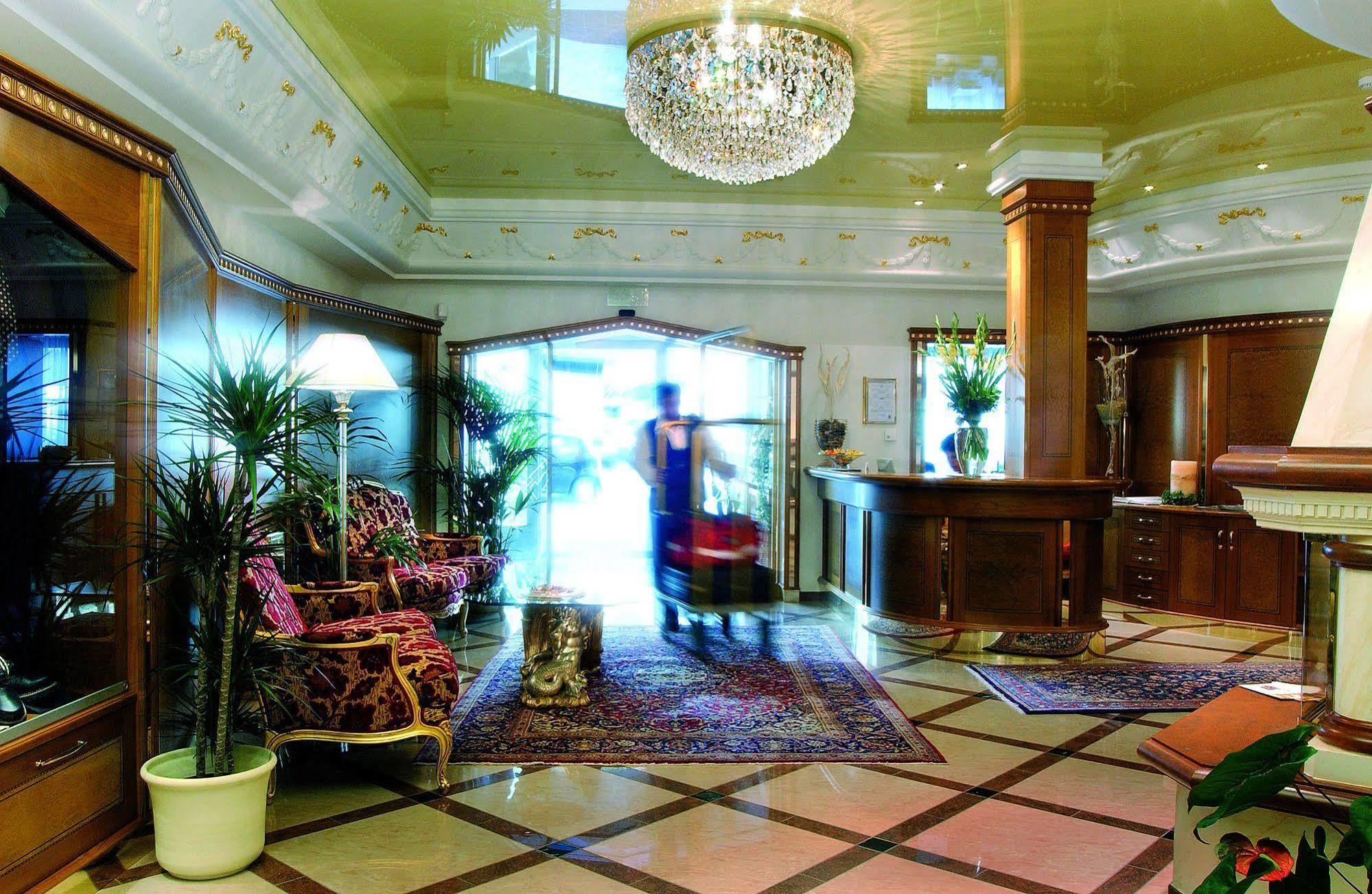 Cityhotel Goldener Adler B&B คีอูซา ภายนอก รูปภาพ